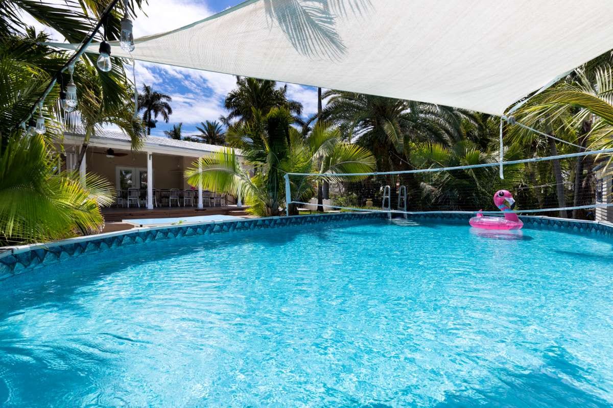 Chlorine vs. Saltwater Pools: Maintenance Differences Explained — pool service business insights